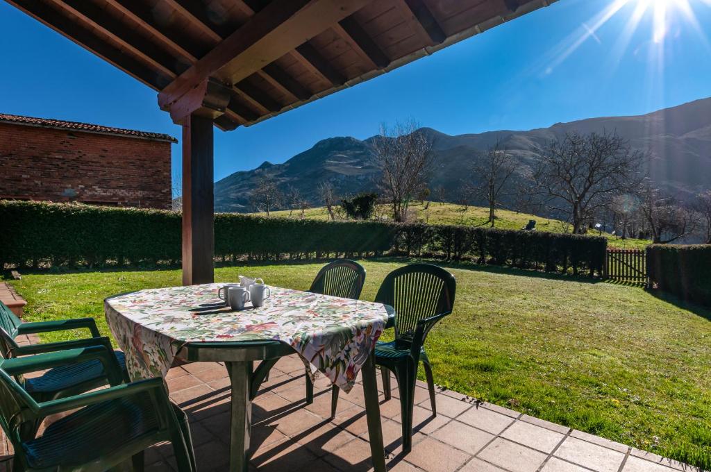 una mesa y sillas en un patio con vistas en Casa Angel Caldueño, 