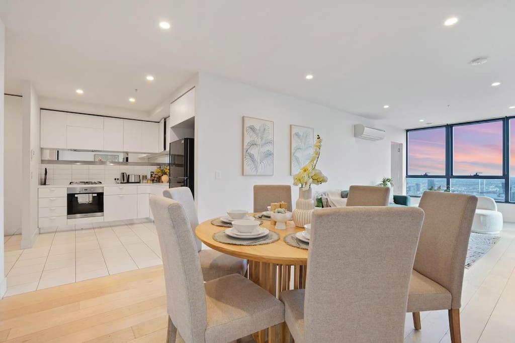 a dining room and kitchen with a table and chairs at Lv53 Spanning 200 degrees with no obstacle view421 in Melbourne