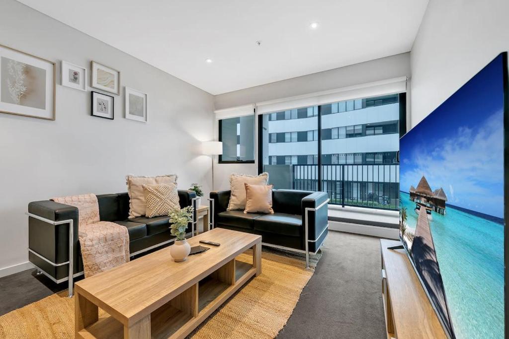 拉弗顿Prime 1BR Apt in Williams Landing w parking的带沙发和桌子的客厅