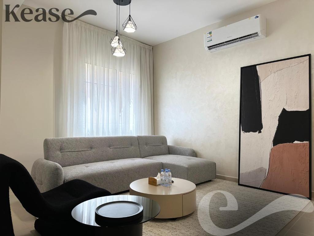sala de estar con sofá y mesa en Kease Qurtubah A-10 Royal Design AZ15, en Riad