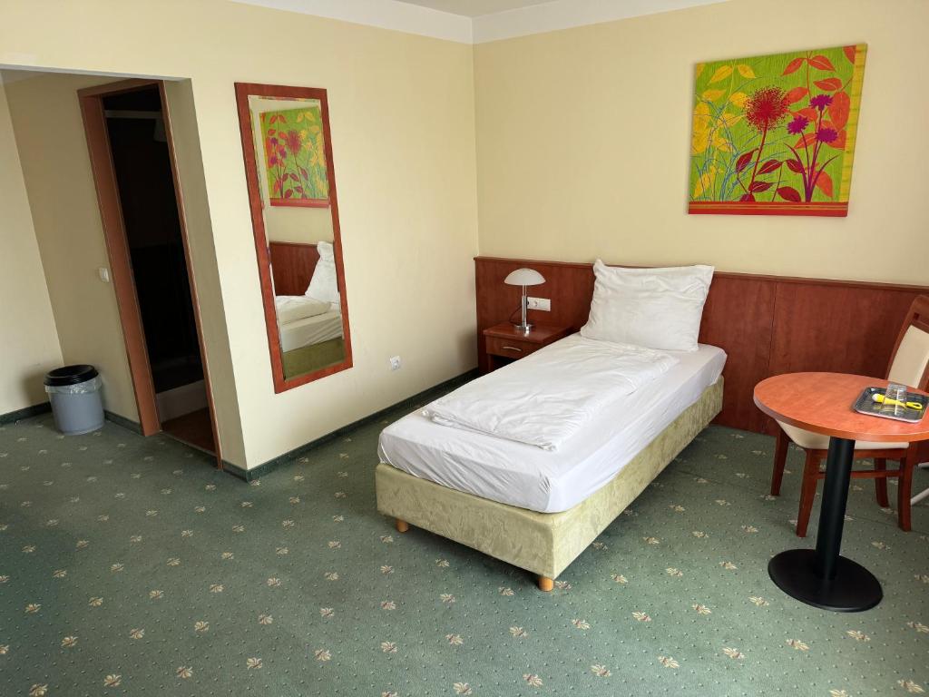 Postel nebo postele na pokoji v ubytování Hotel Breitenlee
