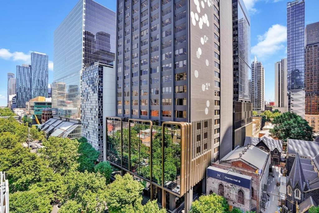 una vista aérea de un edificio alto en una ciudad en Gem in heart of Melbourne CBD, en Melbourne