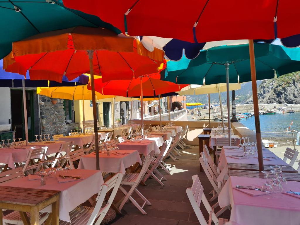 Restaurace v ubytování Marina Apartment, Unique, Authentic, Beachfront, 2 Aircondo BDR , 2BHT, easy to Train or 300mt walk from Private Parking