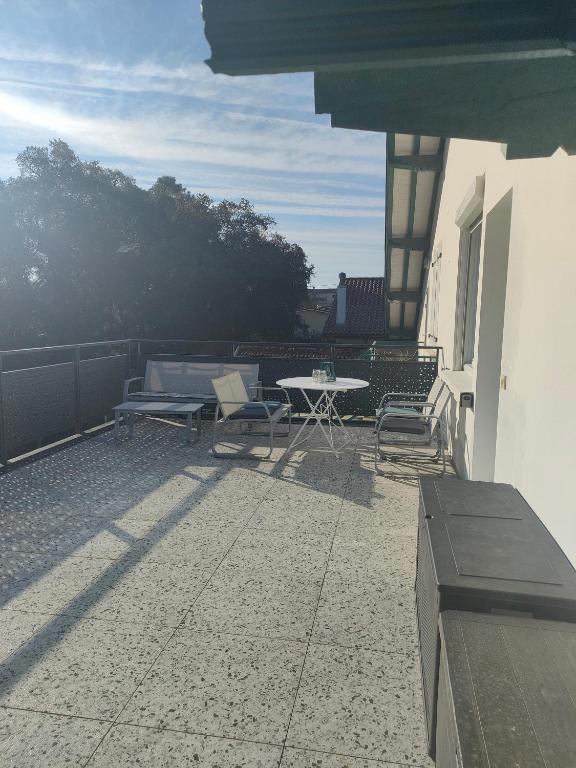 un patio avec une table et des chaises sur un balcon dans l'établissement 