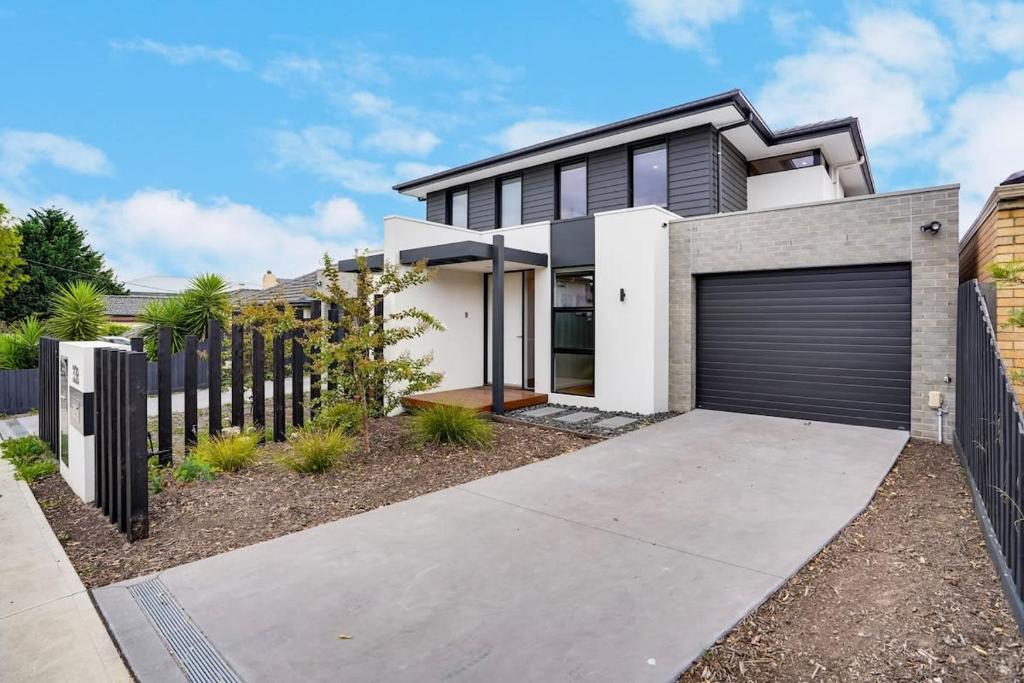 Relaxing Bentleigh Executive Family Getaway, Moorabbin (updated prices