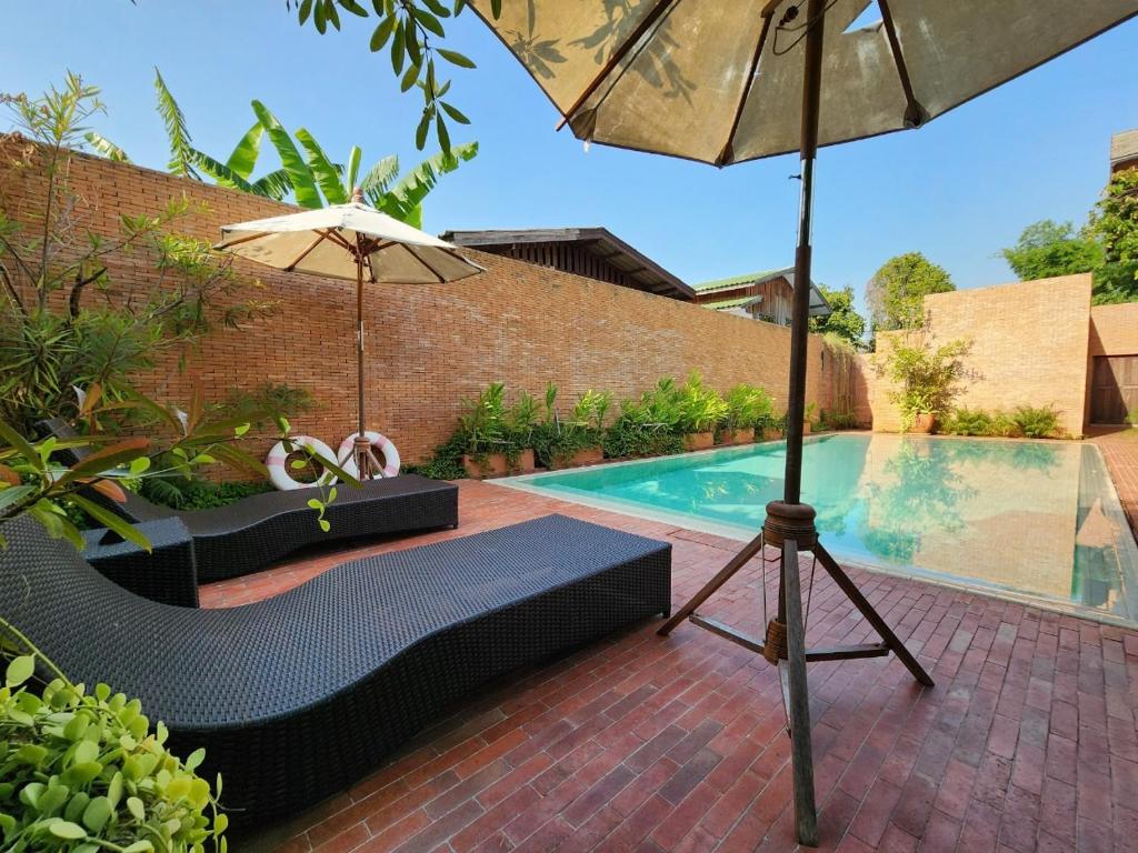 Bazén v ubytování Athita The Hidden Court Chiang Saen Boutique Hotel SHA Plus CERTIFIED nebo v jeho okolí