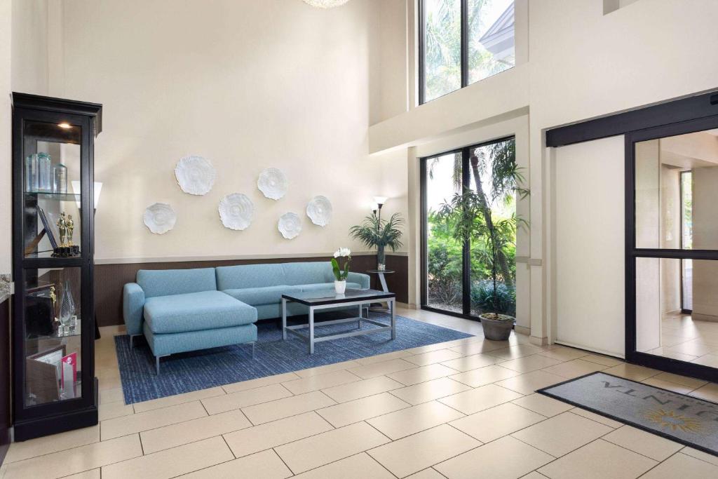 Гостиная зона в La Quinta by Wyndham Bonita Springs Naples North