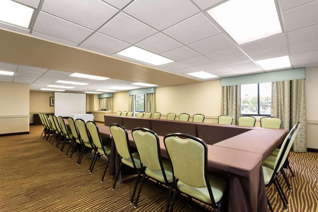 Бизнес-центр и/или конференц-зал в La Quinta by Wyndham Bonita Springs Naples North