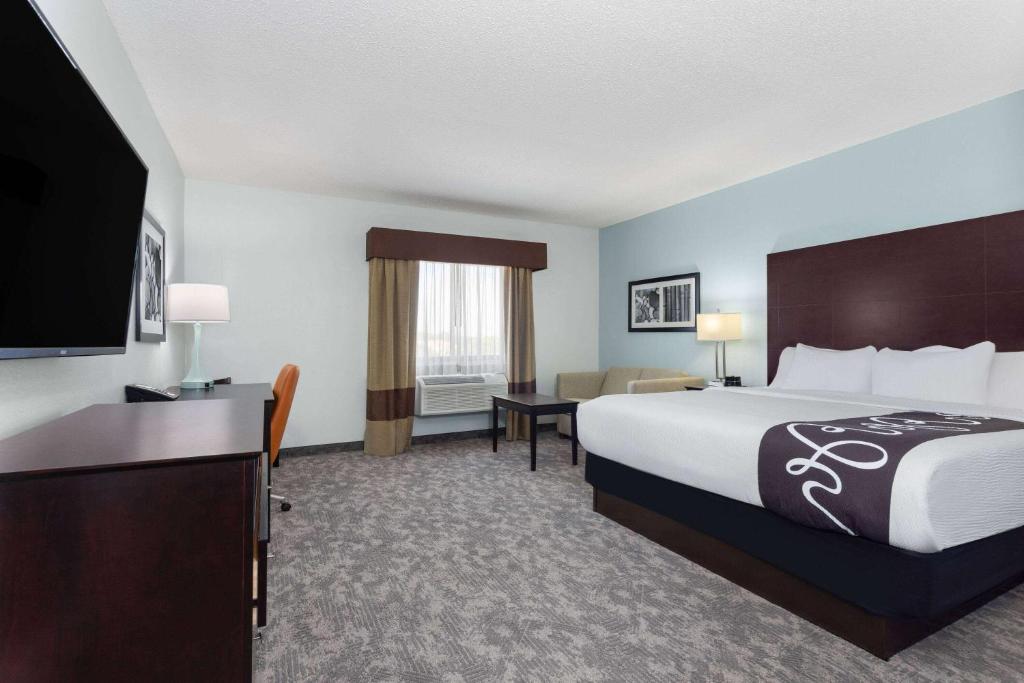 Кровать или кровати в номере La Quinta by Wyndham Bonita Springs Naples North