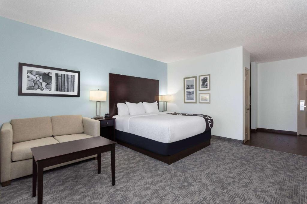Кровать или кровати в номере La Quinta by Wyndham Bonita Springs Naples North