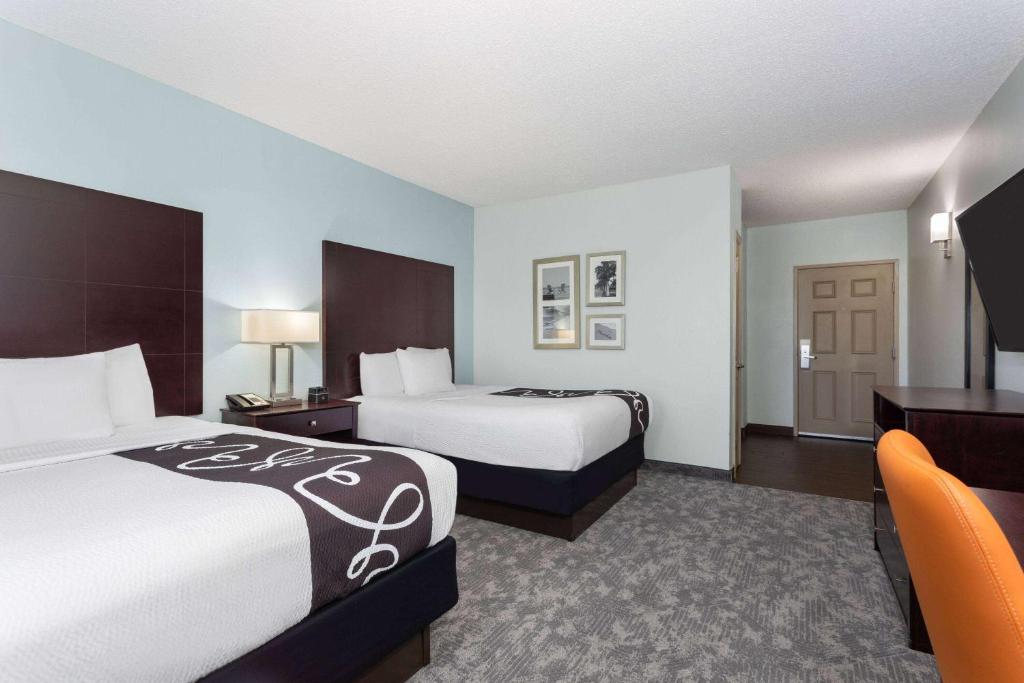 Кровать или кровати в номере La Quinta by Wyndham Bonita Springs Naples North