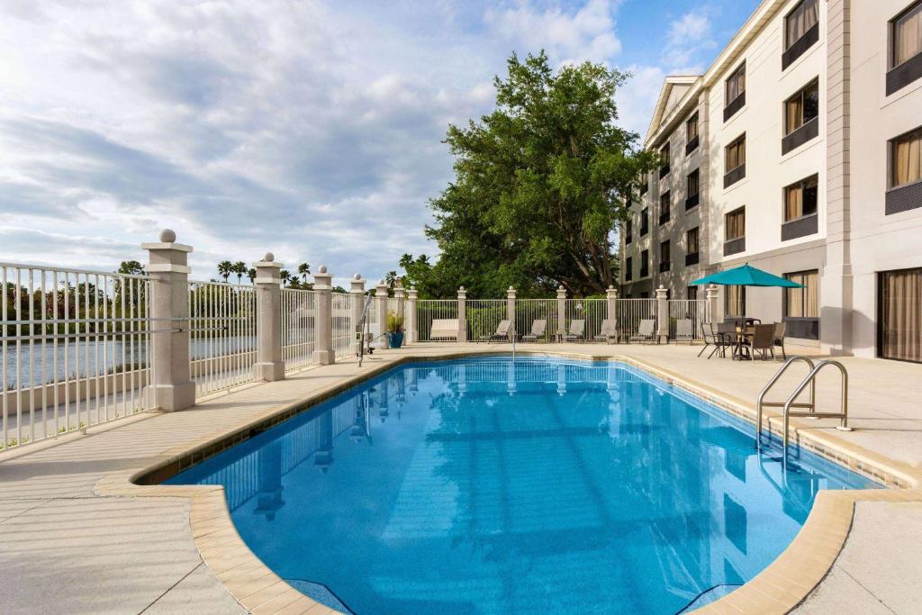Бассейн в La Quinta by Wyndham Bonita Springs Naples North или поблизости