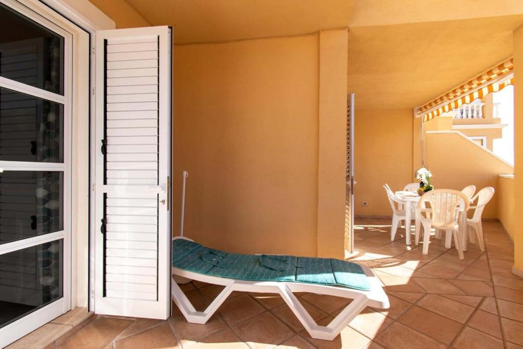 Fotografia z galérie ubytovania Benimar 13 - Two Bed overlooking the pool v destinácii Adeje