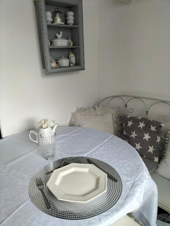 una mesa con un plato encima de una mesa en Chambre etoile, en Villeurbanne