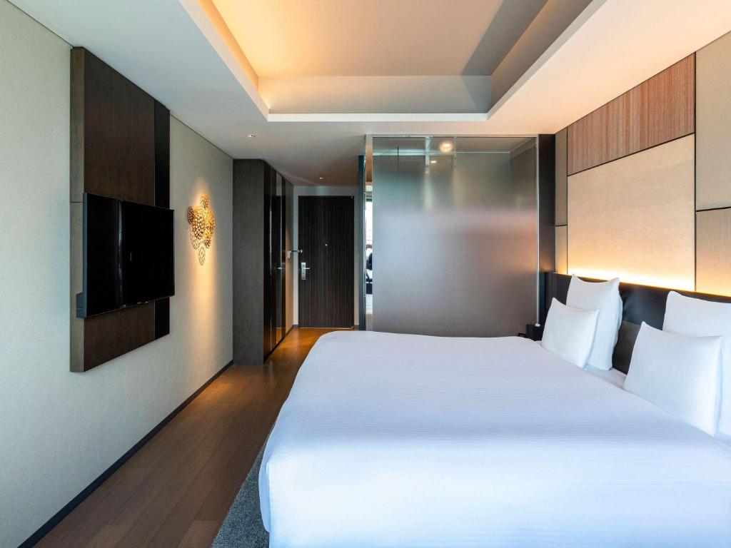 Postel nebo postele na pokoji v ubytování Pullman Tokyo Tamachi