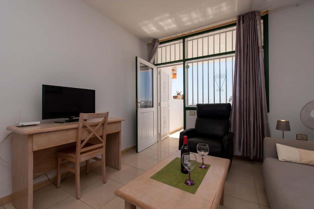 TV a/nebo společenská místnost v ubytování Azahara Playa 46 - One Bed
