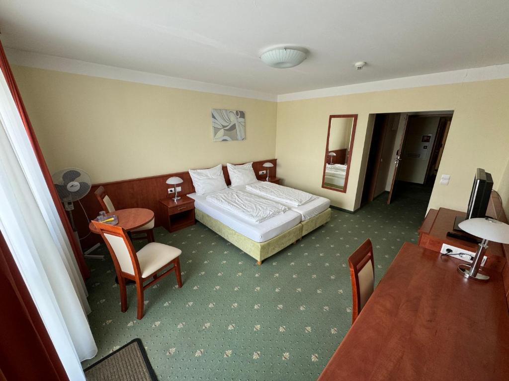 Postel nebo postele na pokoji v ubytování Hotel Breitenlee