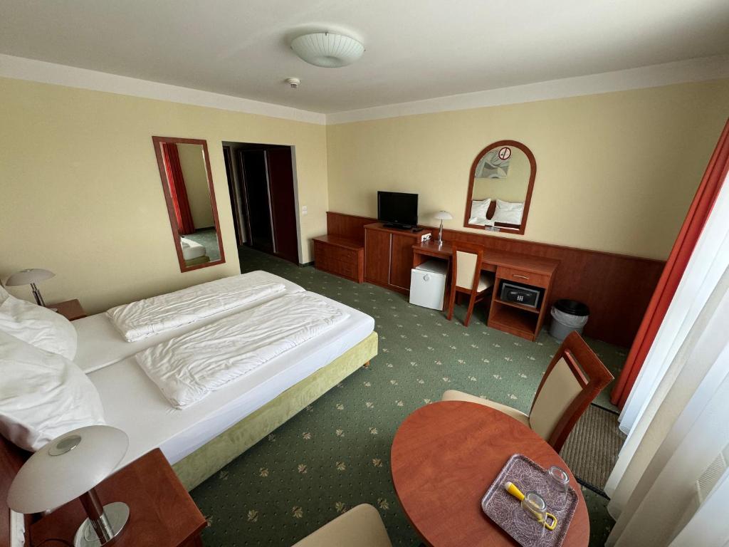 Postel nebo postele na pokoji v ubytování Hotel Breitenlee