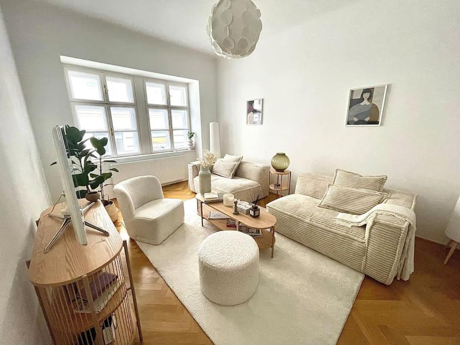 sala de estar con sofá y mesa en central apartment 1010 en Viena