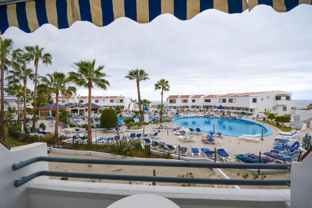 vista para a piscina num resort em Club Atlantis 28 - One Bed em Adeje