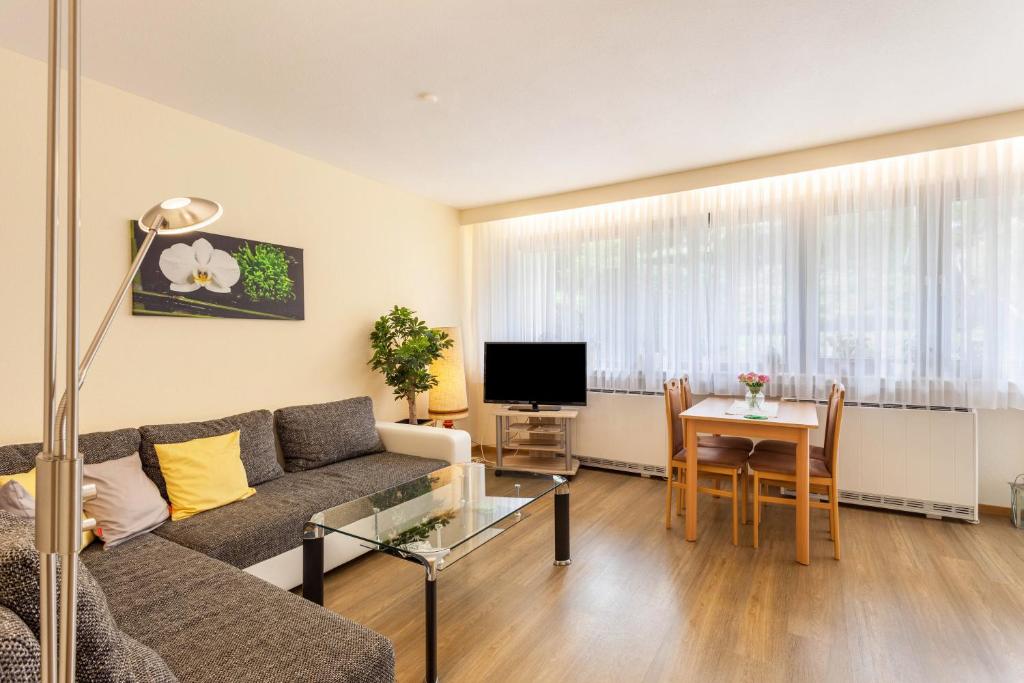 a living room with a couch and a table at Ferienwohnung Figelius in Herscheid