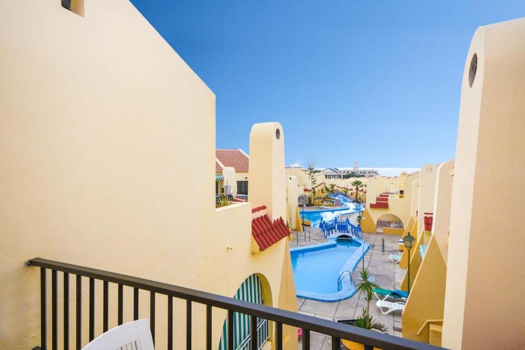 een balkon met uitzicht op een zwembad bij Mare Verde 68 - Two Bed in Adeje