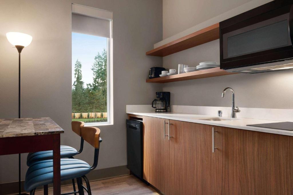 La Quinta Inn & Suites by Wyndham Marysville - Suíte King De Um Quarto Com Compacta-não Fumante