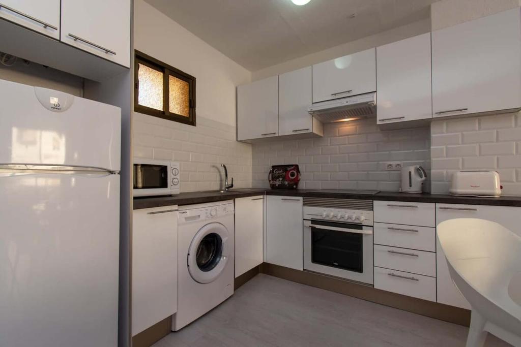 A kitchen or kitchenette at Mare Verde 95 - One Bed
