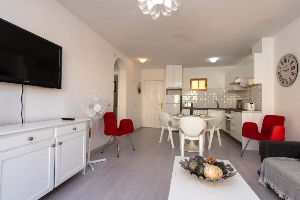 A kitchen or kitchenette at Mare Verde 95 - One Bed