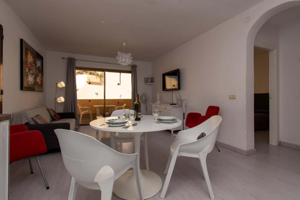A television and/or entertainment centre at Mare Verde 95 - One Bed