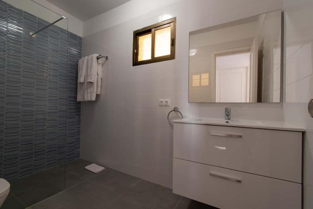 A bathroom at Mare Verde 95 - One Bed