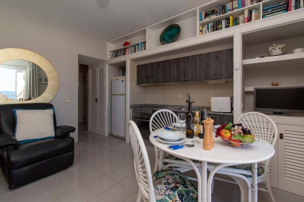 A kitchen or kitchenette at Los Olivos 13 - One Bed
