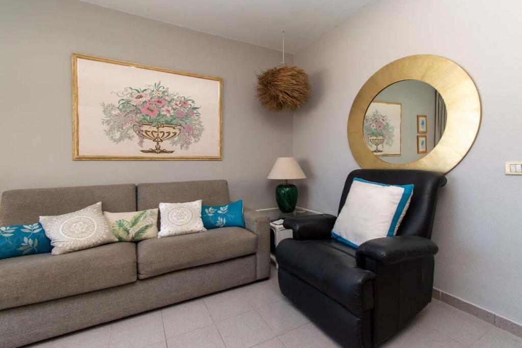 A seating area at Los Olivos 13 - One Bed