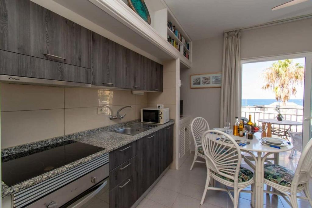 A kitchen or kitchenette at Los Olivos 13 - One Bed