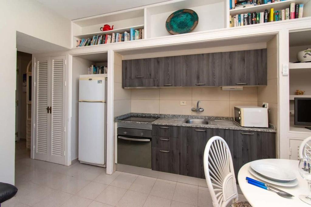 A kitchen or kitchenette at Los Olivos 13 - One Bed