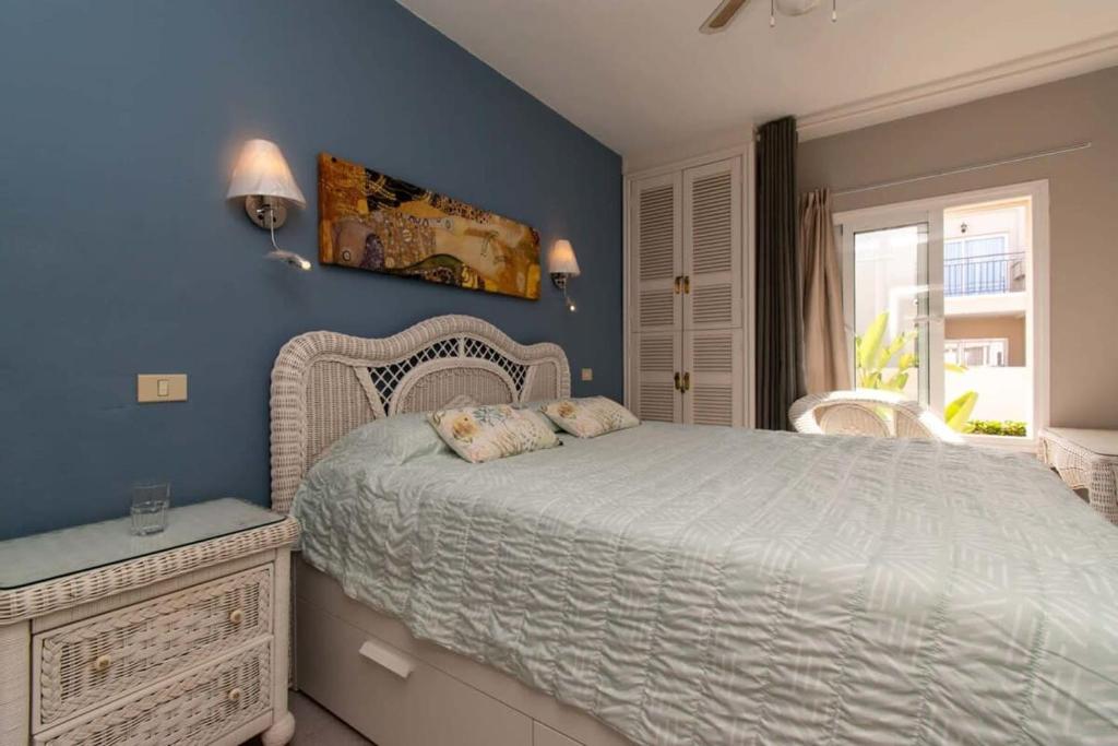 A bed or beds in a room at Los Olivos 13 - One Bed