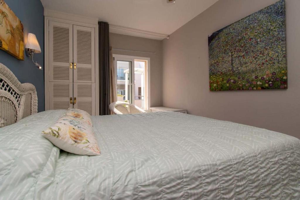 A bed or beds in a room at Los Olivos 13 - One Bed