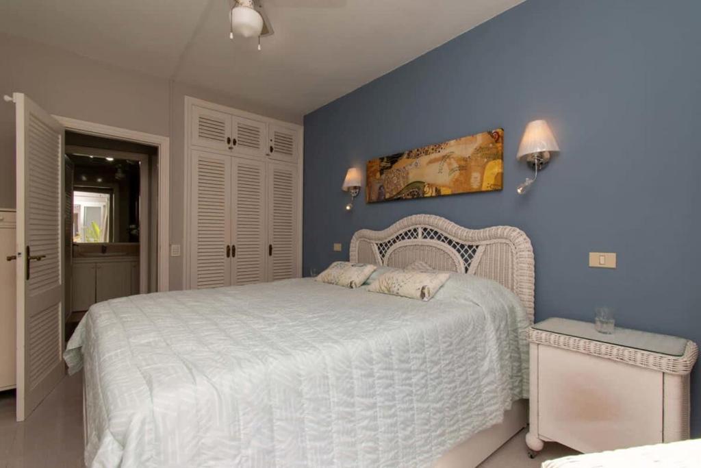 A bed or beds in a room at Los Olivos 13 - One Bed