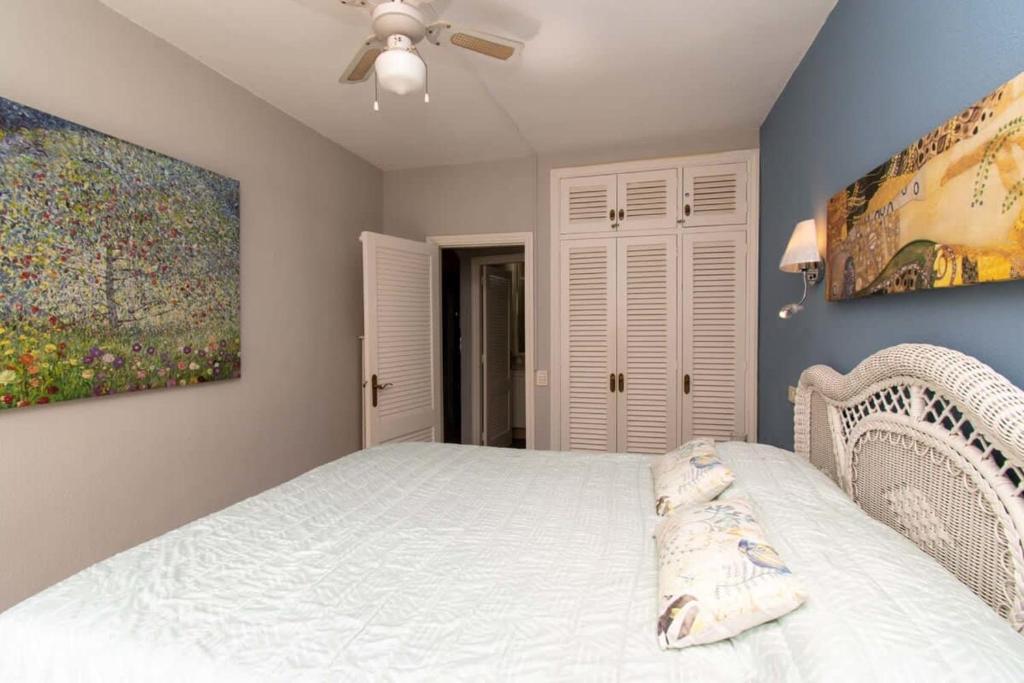 A bed or beds in a room at Los Olivos 13 - One Bed