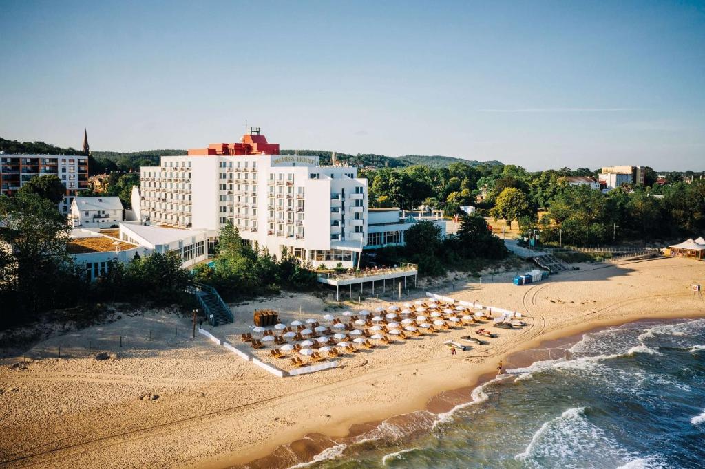 uma vista aérea de uma praia com um hotel em Vienna House by Wyndham Amber Baltic Miedzyzdroje em Międzyzdroje