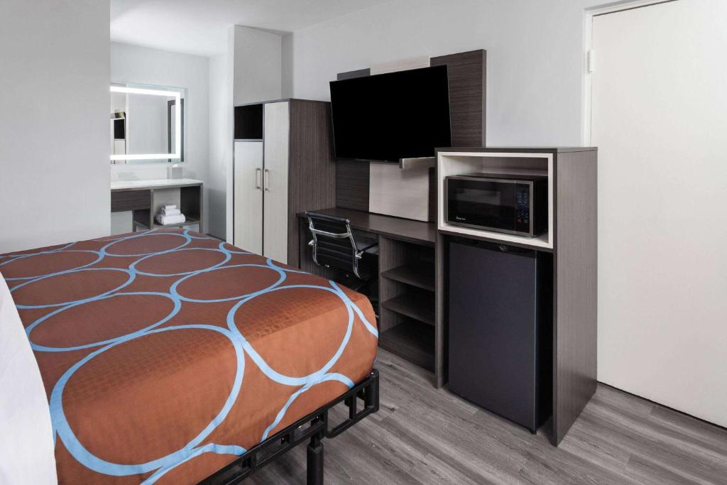 Super 8 by Wyndham Baltimore Northwest photo