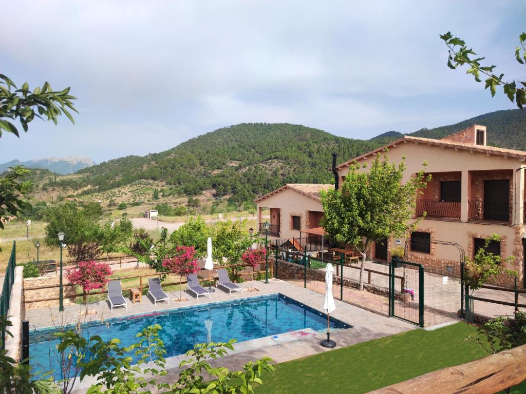 Villa con piscina y casa en Casas Rurales La Loma, en Riópar