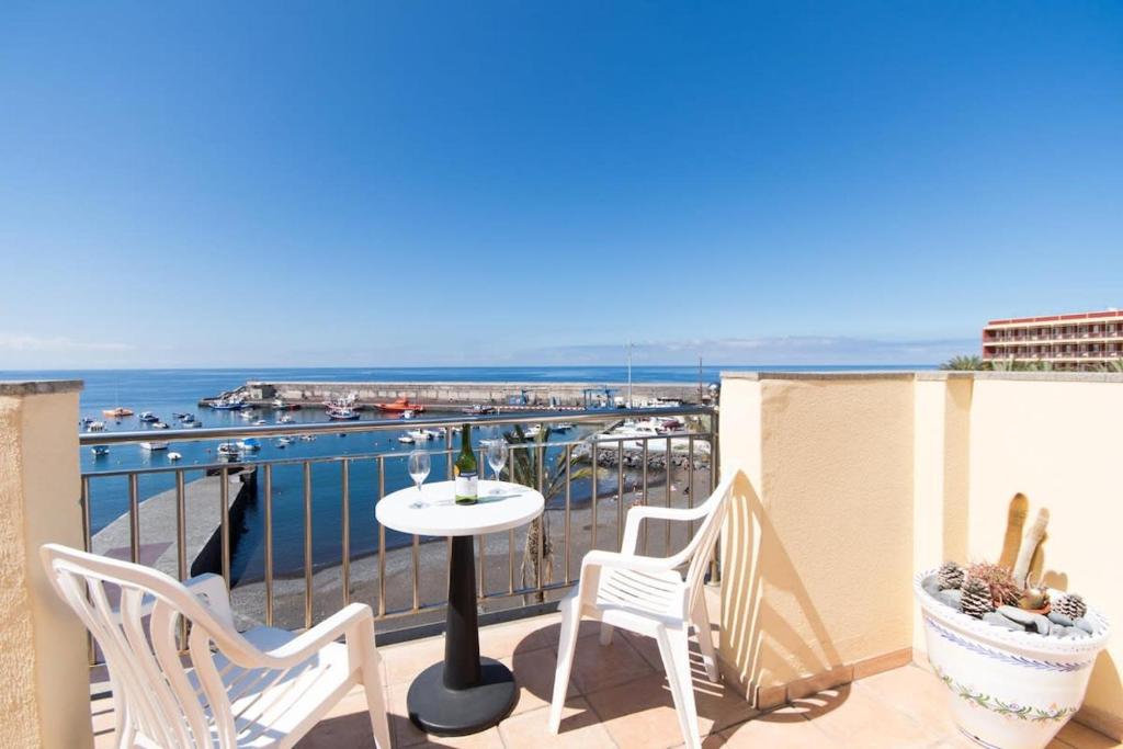 balcón con mesa, sillas y vistas al océano en Playa San Juan 1 - Two Bed Penthouse, en Playa de San Juan