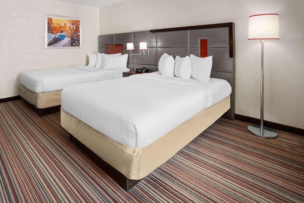 The Herald by LuxUrban - Deluxe Double Room With Parade View - Non-Smoking