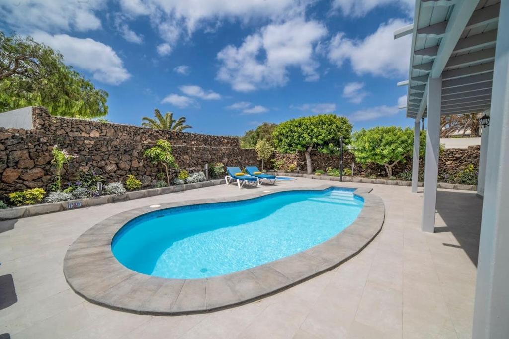 The swimming pool at or close to Villa Whitney