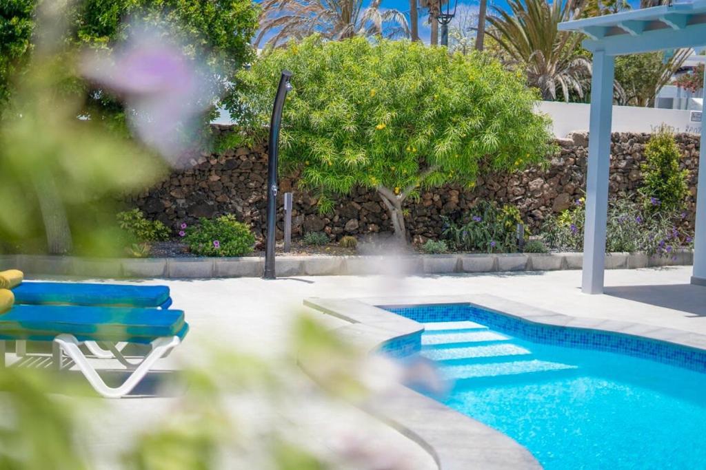 The swimming pool at or close to Villa Whitney