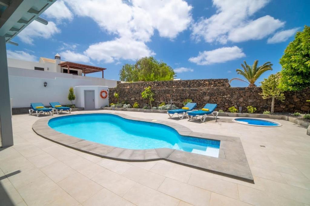 The swimming pool at or close to Villa Whitney