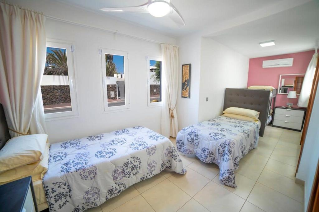A bed or beds in a room at Villa Whitney