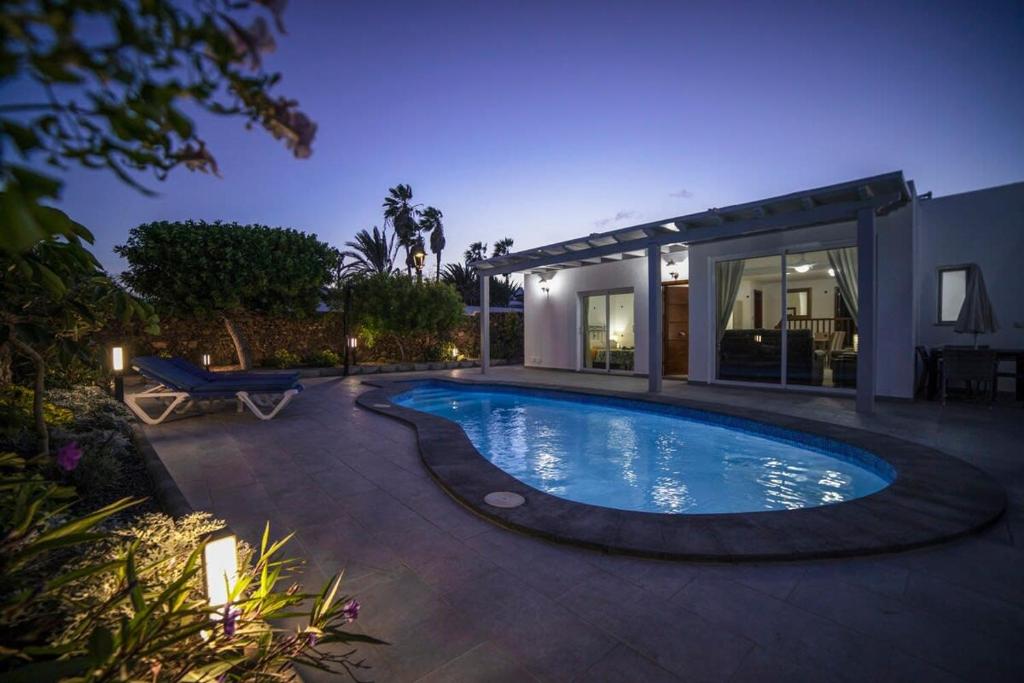 The swimming pool at or close to Villa Whitney