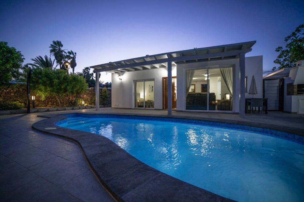 The swimming pool at or close to Villa Whitney